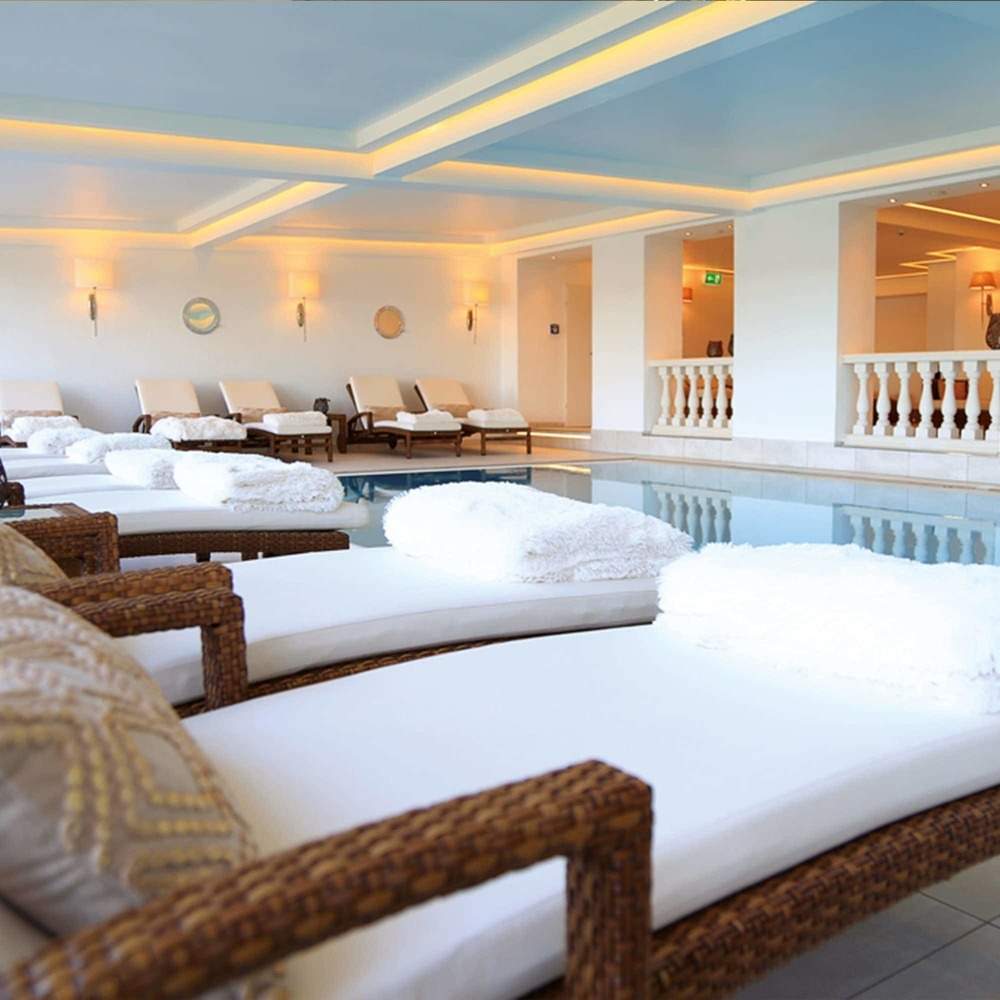 spa_pool_maerkisches_meer.jpeg Pool mit Liegen im Meeres-SPA