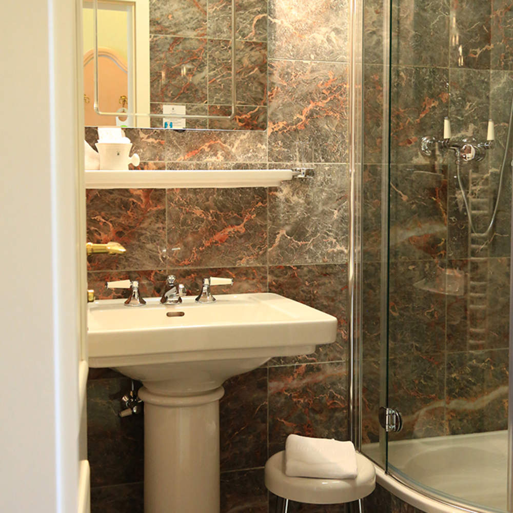 qu-einzelzimmer-111-badezimmer-dusche-tagen-hartenstein-wolfsbrunn.jpg